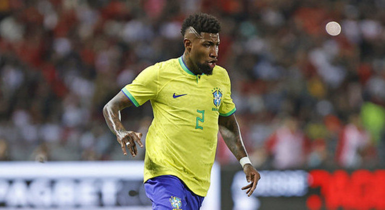Emerson Royal vai passar por cirurgia após se machucar na seleção