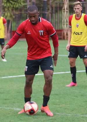 Volante Emerson durante treino da equipe de Ribeirão Preto