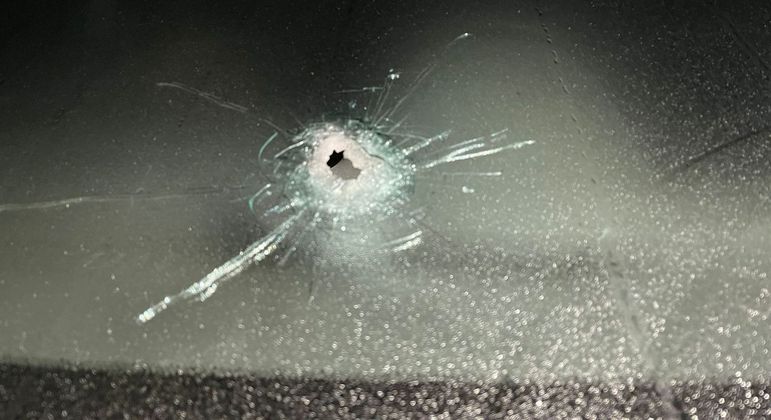 Carro onde estava a vítima apresenta uma única marca de disparo