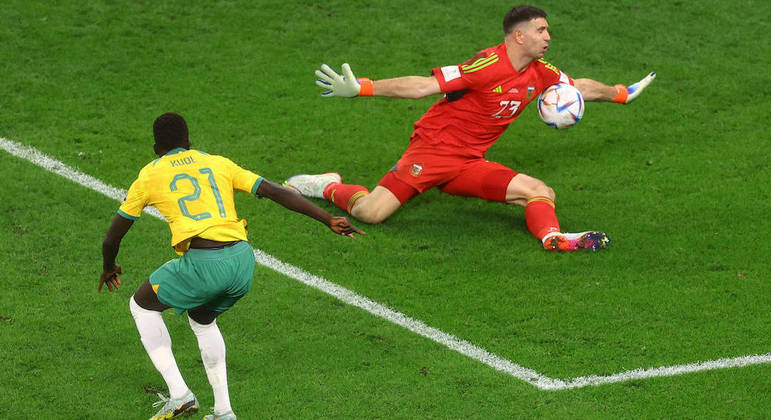 Emiliano Martinez defendeu chute de Garang Kuol aos 51 minutos do segundo tempo