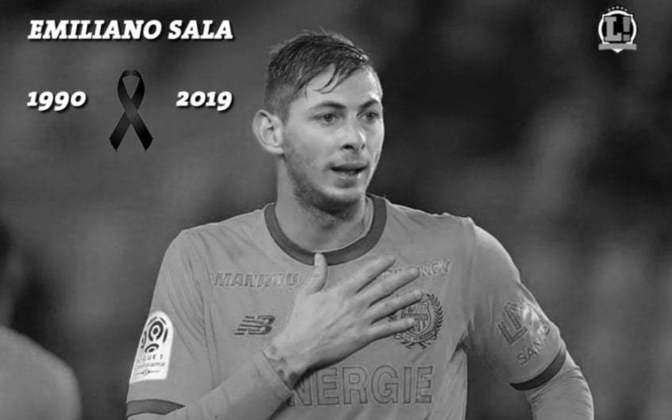 Emiliano Sala, morto em um acidente aéreo em 2019, foi homenageado pelo Nantes, seu clube antes da transferência para o Cardiff, quando acabou falecendo, com a remoção da camisa 9 das numerações.