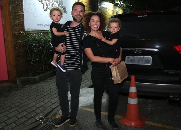 Emilio Dantas e Fabiula Nascimento com os filhos