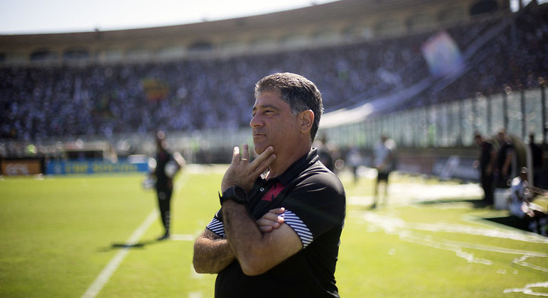 Emílio Faro venceu mais uma como técnico interino do Vasco