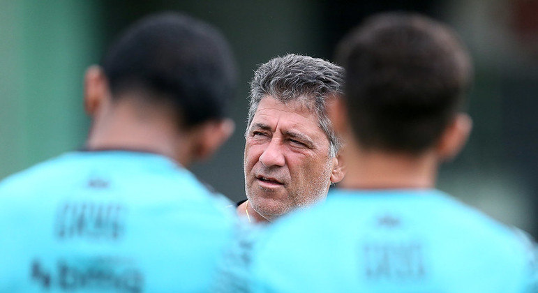 Emílio Faro vive momento de pressão e não deve seguir como interino do Vasco