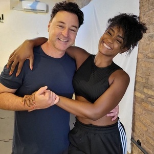 Emilio Orciollo Neto e Erika Januza nos bastidores de "Arcanjo Renegado"
