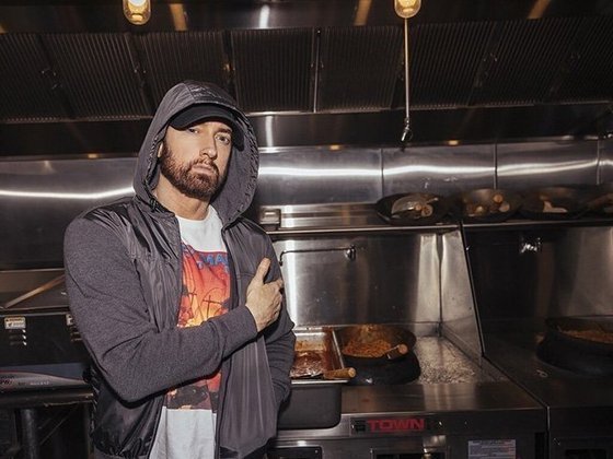 Eminem - Nascido no Missouri (EUA), 49 anos, Marshall Bruce Mathers III alcançou popularidade em 1999 quando lançou 