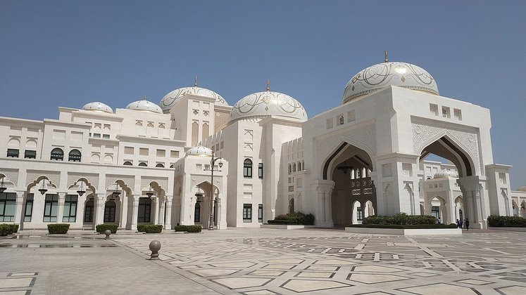 Emirados Árabes - Monarquia Absoluta Federal.  Presidente  Maomé bin Zayed  Al Nahyan.  População: 9,5 milhões.  Capital Abu Dhabi.Na foto, o Palácio Qasr_Al_Watan, do governo