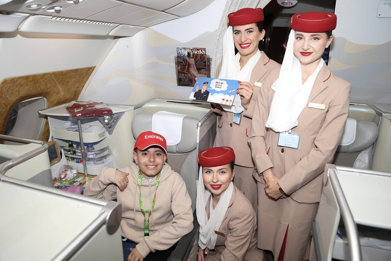 Emirates oferece programas a crianças neurodivergentes para melhorar sua experiência de viagem