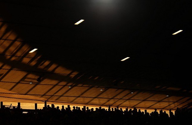 Torcedores aguardam o pontapé inicial antes da partida de futebol da Premier League inglesa entre Arsenal e Aston Villa no Emirates Stadium, em Londres, em 31 de agosto