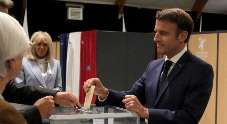 Emmanuel Macron vota nas eleições legislativas