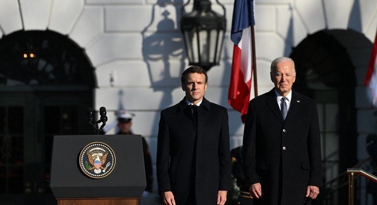 O presidente da França, Emmanuel Macron, e o presidente dos EUA, Joe Biden