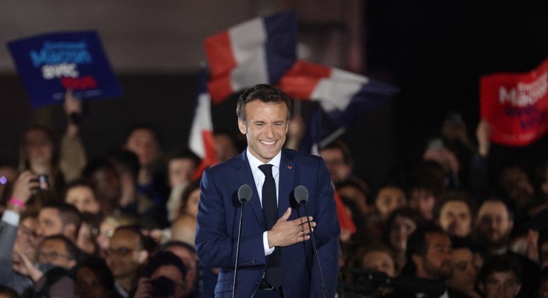 Emmanuel Macron discursa para apoiadores após ser reeleito presidente da França