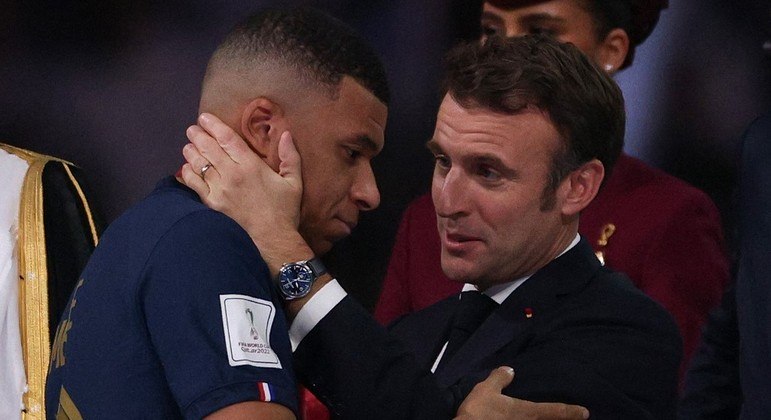 Macron insistiu em consolar Mbappé, mas o camisa 10 não parecia interessado

