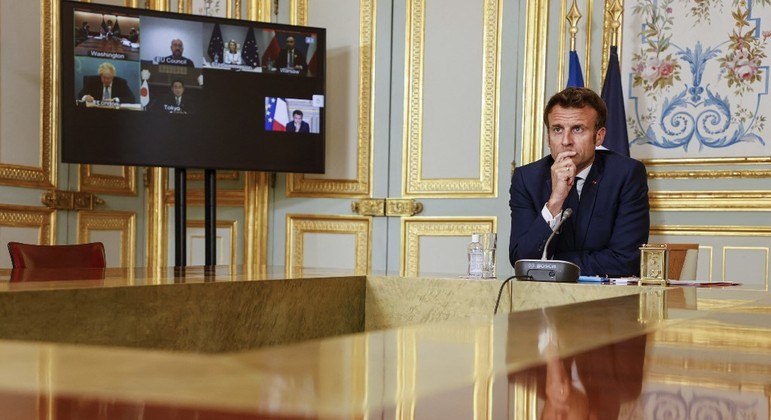 Emmanuel Macron em reunião com líderes mundiais sobre a guerra na Ucrânia