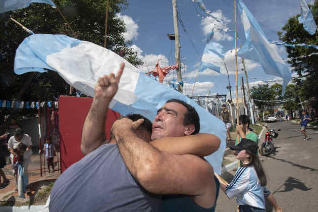 Emocionado, um torcedor abraça seu amigo e comemora a tão esperada vitória argentina. 