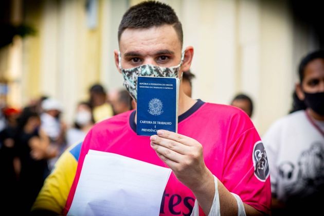 RS - EMPREGO/FEIRÃO/PORTO ALEGRE - GERAL - Grandes filas marcam o último dia do feirão de empregos em Porto Alegre, na tarde desta quinta-feira (17), na unidade do Sine Municipal, na avenida Sepúlveda. Em três dias de evento foram oferecidas cerca de 1,3 mil vagas por mais de 20 empresas, que realizaram as entrevistas no local. Até as 11h30 de hoje, haviam sido entregues 818 fichas e atendidas 2,6 mil pessoas. 17/03/2022 - Foto: EVANDRO LEAL/ENQUADRAR/ESTADÃO CONTEÚDO