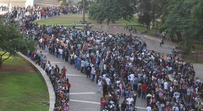 Centenas de pessoas formam fila para mutirão de emprego em