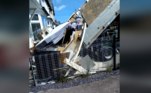 Os proprietários de uma empresa de remoção de lixo filmaram-se despejando uma carga de caminhão de lixo no quintal de um cliente que se recusou a pagar*Estagiária do R7, sob supervisão de Filipe Siqueira