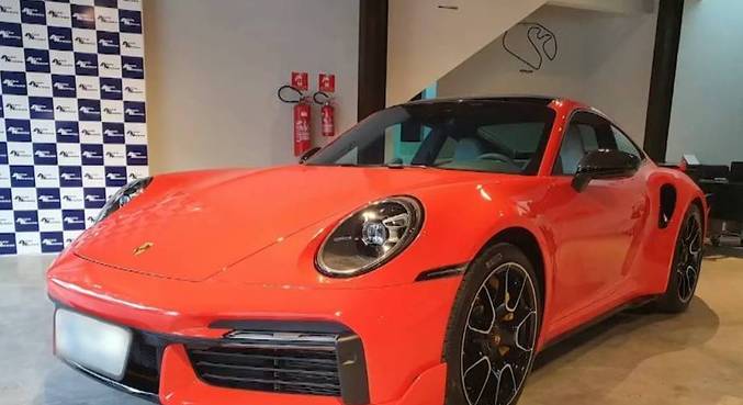 Porsche de R$ 2 milhões foi um dos presentes de Anne