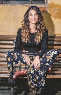 Guarda-chuva vira jaqueta nas mãos de empresária paulista (Divulgação/Betopia)