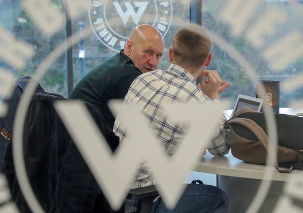 Prigozhin conhece Putin desde os anos 1990, e fundou o grupo Wagner em 2014. Ele se tornou um oligarca rico ao ganhar contratos lucrativos com o Kremlin