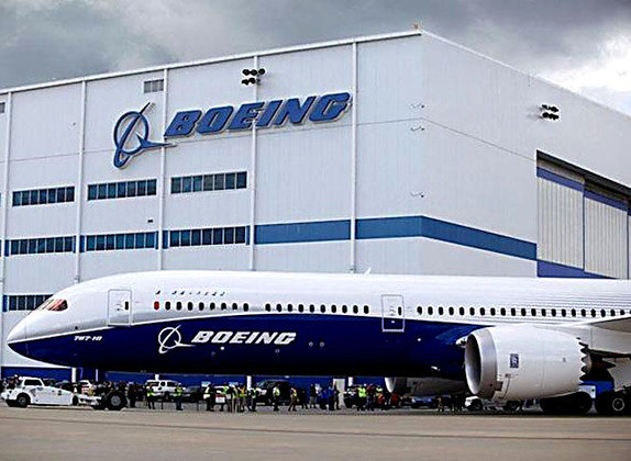 Empresas aéreas também tomaram medidas drásticas. A fabricante de aviões americana Boeing fechou seu escritório em Kiev; suspendeu as atividades na unidade de treinamento de voos em Moscou; e suspendeu as compras de titânio da Rússia, onde fica sua principal fornecedora, a VSMPO-AVISMA. 