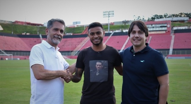Emprestado ao CRB, o meia Cleiton Xavier rescindiu o seu contrato com o Vitória. O anuncio foi feito na tarde desta sexta-feira, no site oficial do Rubro-Negro. O acordo era válido até 2019.