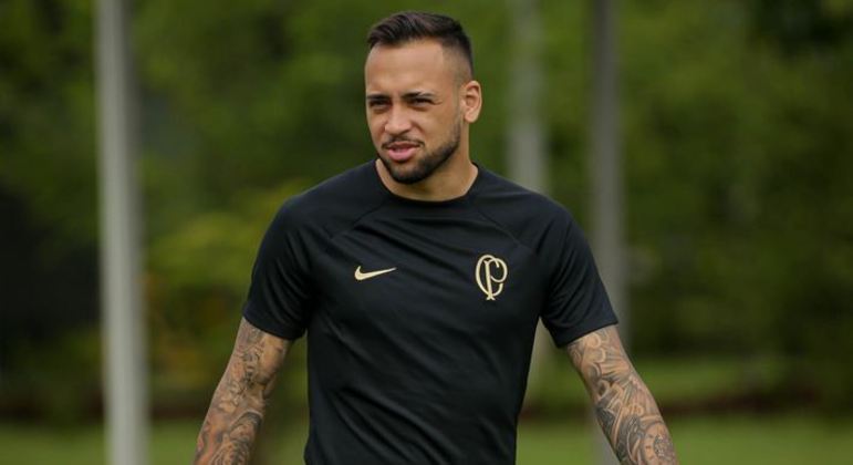 Maycon deixou o campo lesionado e preocupa para o clássico 