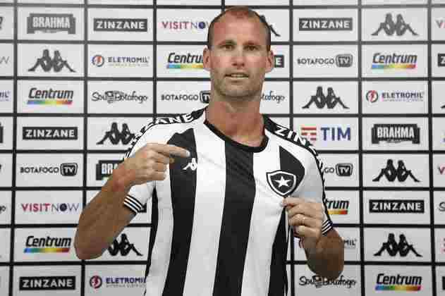 ENCAMINHADO - O zagueiro Joel Carli tem encaminhada sua permanência no Botafogo. De acordo com o 