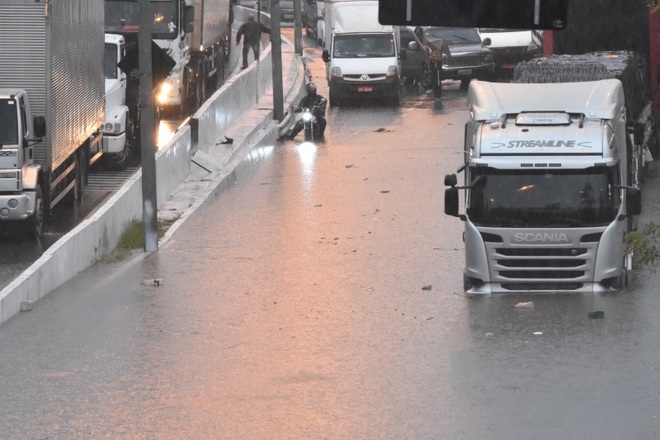 Segundo o CGE, a chuva forte é provocada por áreas de instabilidade associadas à chegada de uma frente fria. O tempo deve permanecer instável pelas próximas horas, com termômetros oscilando entre 24°C no início da madrugada e 18°C no fim da noite