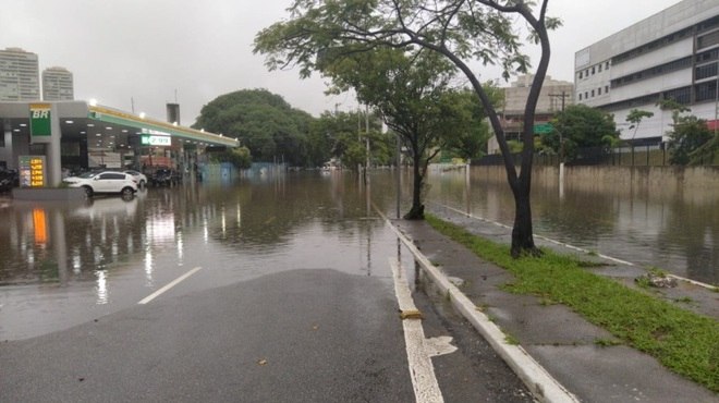 Os córregos Perus (zona norte), do Lageado (zona leste), do Ipiranga (zona sul), e do Pirajussara (na zona oeste) transbordaram