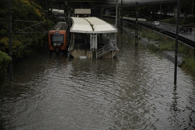 A chuva também provoca transtornos na operação dos trens da CPTM no início desta segunda-feira. A Linha 9-Esmeralda não está operando em quase toda a extensão, da estação Osasco até a Santo Amaro