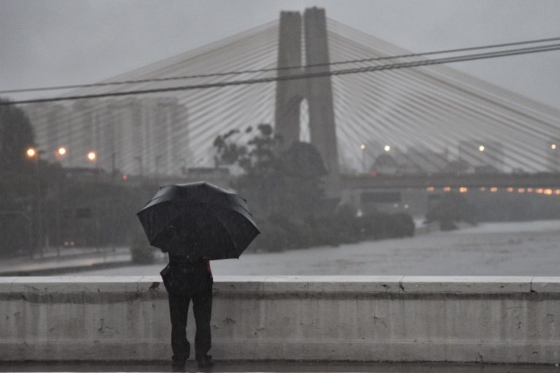 Após Chuva Forte Deslizamento De Terra Atinge Casa Em Osasco Vídeo Notícias R7 São Paulo 