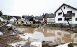 Quatro das vítimas fatais estavam em Schuld, onde várias casas foram arrastadas pelas águas, relatou um porta-voz da polícia de Koblenz
