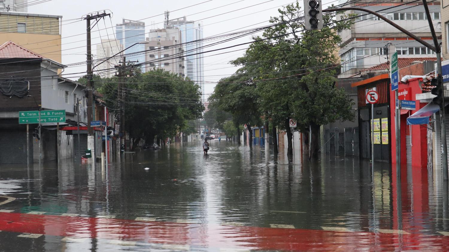 Após Chuva Forte Deslizamento De Terra Atinge Casa Em Osasco Vídeo Notícias R7 São Paulo 