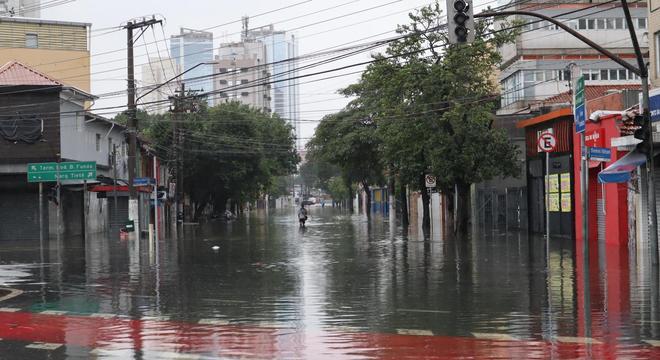 Desenvolvimento desordenado é uma das causas de enchentes em SP