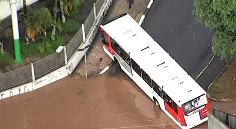 Enchente deixa ônibus ilhado em São Paulo