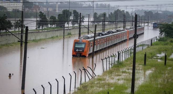 Trem da linha 9-Esmeralda próximo à estação Villa Lobos-Jaguaré