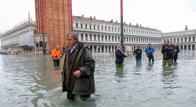 Veneza sofre pior enchente em 50 anos
