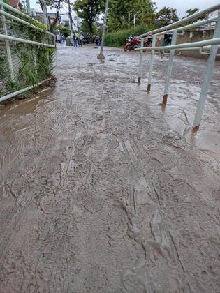 De acordo com o CGE (Centro de Gerenciamento de Emergências Climáticas), a entrada do vento do sul provocou uma acentuada queda da temperatura. A máxima nesta quinta-feira (5) oscila em torno dos 19°C e a mínima de 16°C será observada à noite