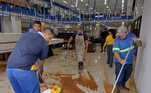 Estabelecimentos comerciais na cidade de Caieiras foram afetados pela água durante as fortes chuvas desta quinta-feira (5). Após os alagamentos, funcionários se reuniram para retirar barro das lojas