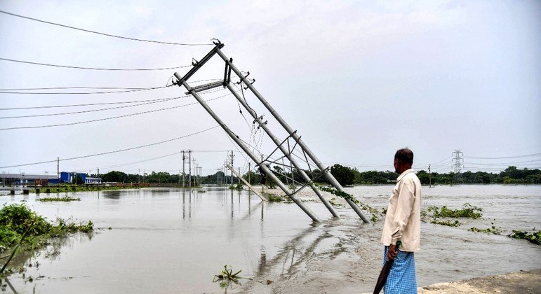 Chuvas torrenciais afetaram milhões de pessoas na Índia e em Bangladesh
