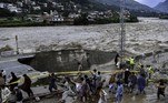 Enchentes na província de Khyber Pakhtunkhwa, no norte, fizeram o rio Kabul transbordar, varrendo uma grande ponte ao longo da noite e cortando o acesso às estradas de alguns distritos