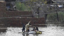 Governo do Paquistão pede ajuda após enchentes 'avassaladoras'