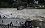 'A magnitude da calamidade é maior do que a estimada', disse o primeiro-ministro Shehbaz Sharif, em um tuíte, após visitar as áreas das enchentes. No vizinho Afeganistão, a administração do Talibã também pediu ajuda após enchentes em cidades centrais e no leste