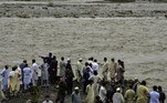 Chuvas históricas de monção e enchentes no Paquistão afetaram mais de 30 milhões de pessoas nas últimas semanas, disse o ministro de mudanças climáticas do país, chamando a situação de 'desastre humanitário de proporções épicas induzido pelo clima'