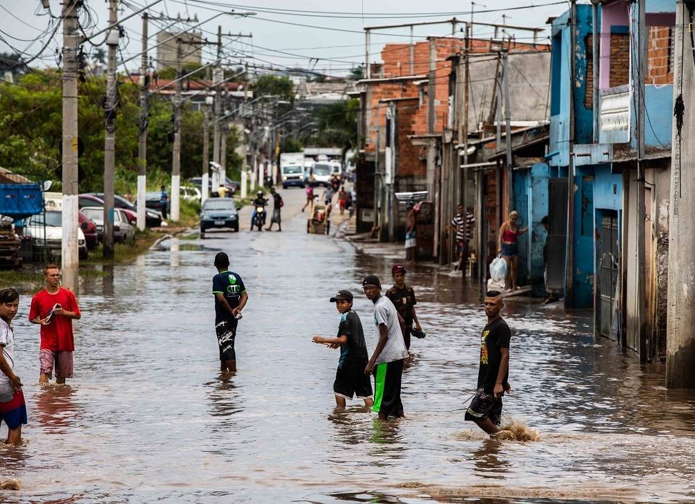 Buracos E Carros Submersos Zona Leste De Sp Sofre Com Enchentes Noticias R7 Sao Paulo