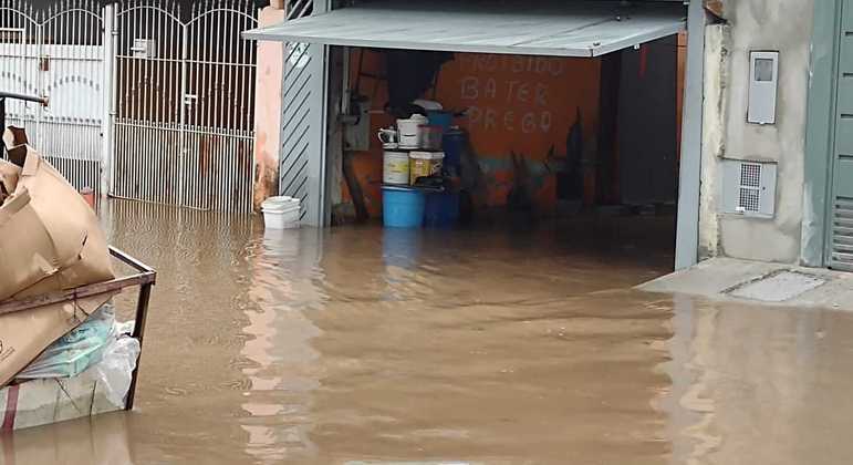 Enchentes são constantes na Vila Itaim e em bairros do extremo leste de São Paulo