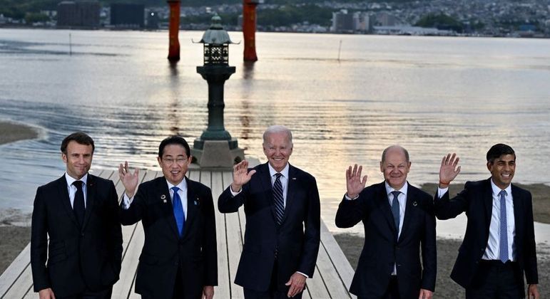 Líderes mundiais posam na ilha de Miyajima, na cidade de Hatsukaichi. Da esquerda para a direita: Emmanuel Macron (França), Fumio Kishida (Japão), Joe Biden (EUA), Olaf Scholz (Alemanha) e Rishi Sunak (Reino Unido)