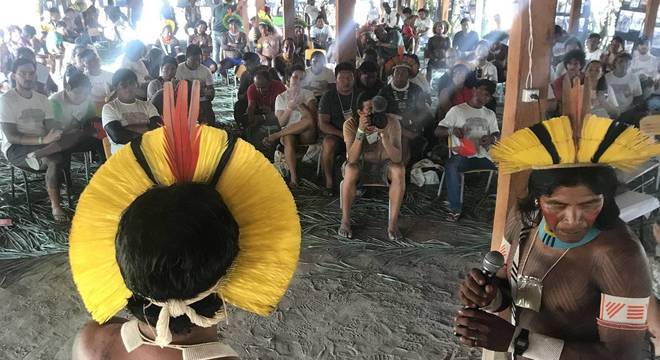  Líderes kayapós discursam na casa dos homens durante a assembleia de povos xinguanos, na Terra Indígena Menkragnoti
